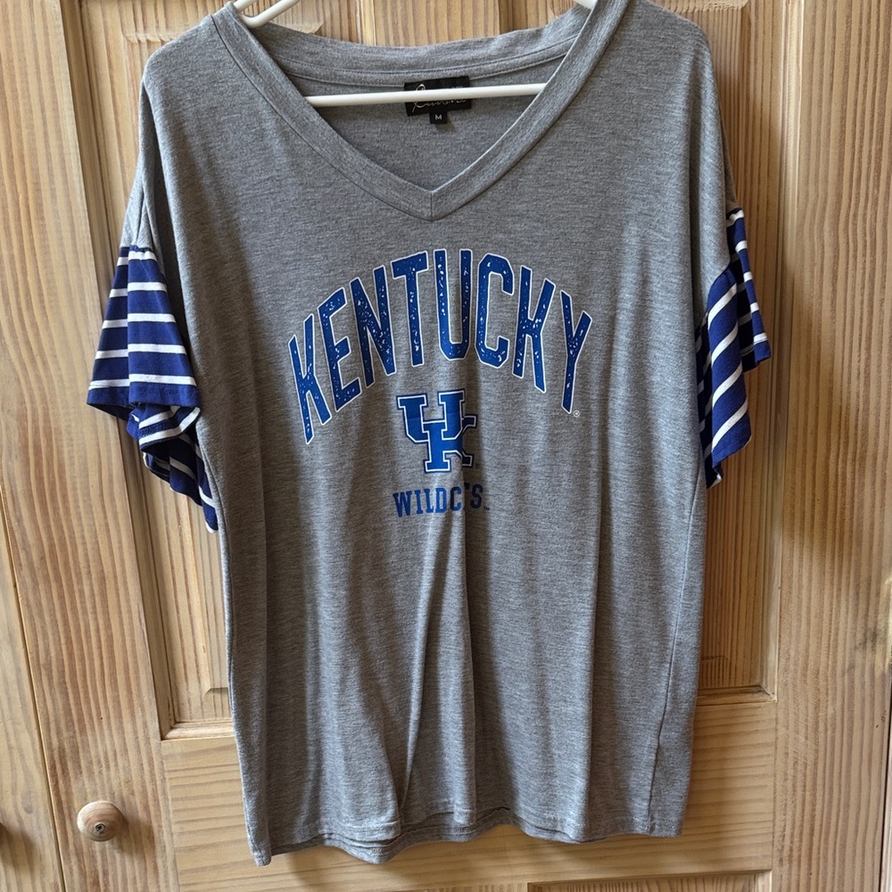 Kentucky Wildcats V-Neck top size medium ladies
